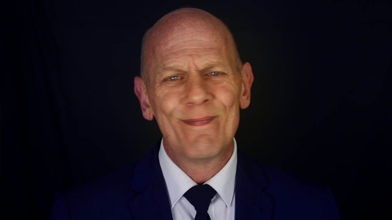 un hombre de negocios con la cabeza calva pensando en una respuesta pero luciendo confundido