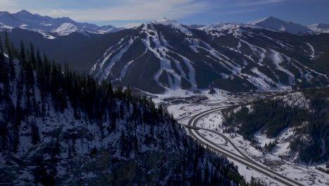 Montaña-De-Cobre-Colorado-Invierno-Diciembre-Navidad-Aéreo-Zumbido-Cinematográfico-Paisaje-I70-Leadville-Silverthorne-Vail-álamo-Temblón-Alcance-De-Diez-Millas-Cielo-Azul-Nubes-Pasado-Montañas-Rocosas-Paralaje-Acercarse