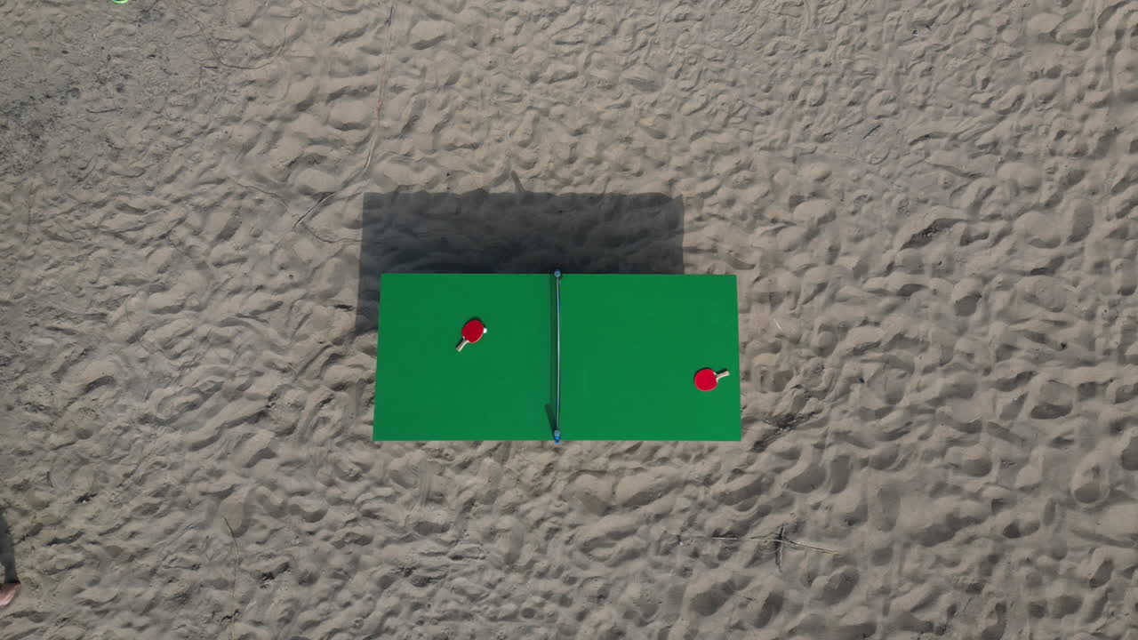 Vista aerea ascendente di un tavolo da ping-pong isolato sulla spiaggia