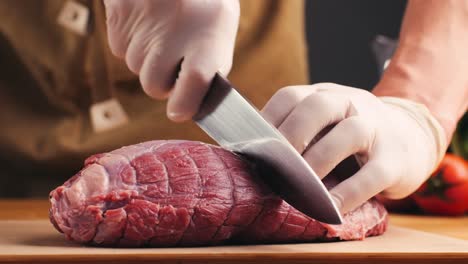 chef cortando carne cruda