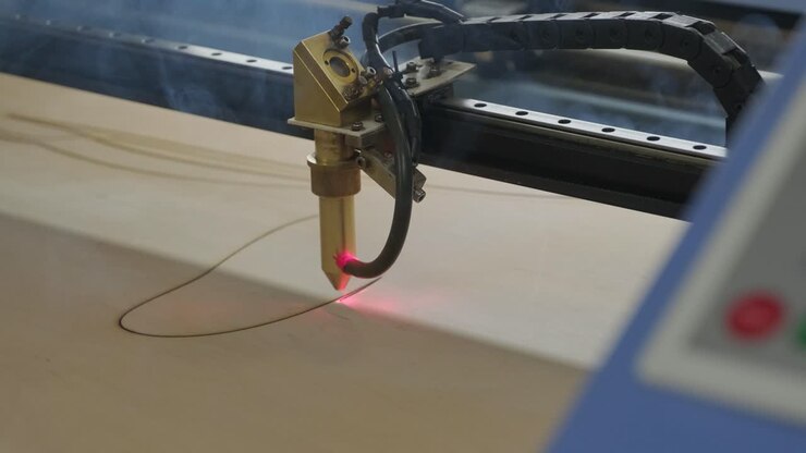 Máquina de corte a laser CNC corta tábua de madeira e compensado.