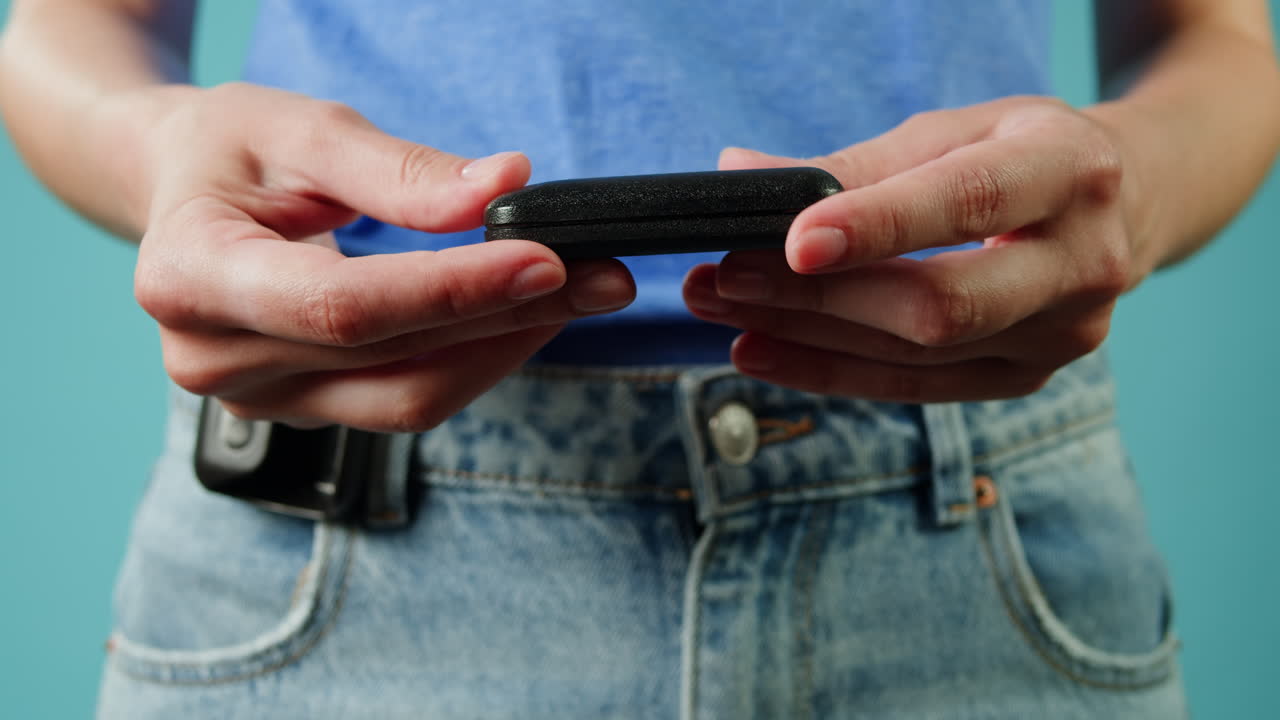 페이저를 사용하는 여성