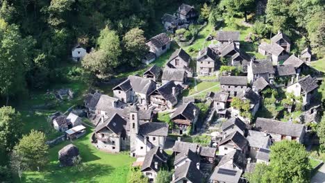 pueblo de foroglio con casas tradicionales de piedra en maggiatal, tessin, suiza, vista aérea