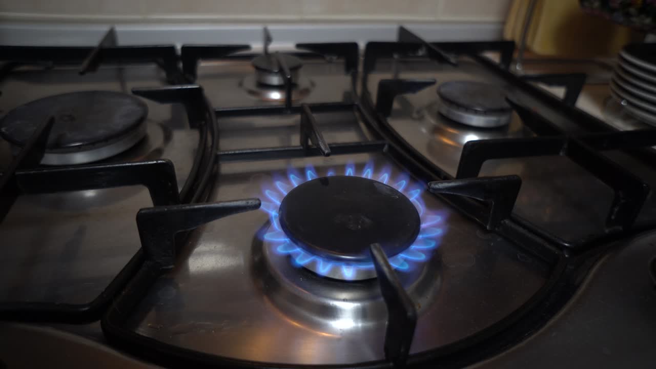 천연가스 화염은 스토브 버너에서 발생합니다.