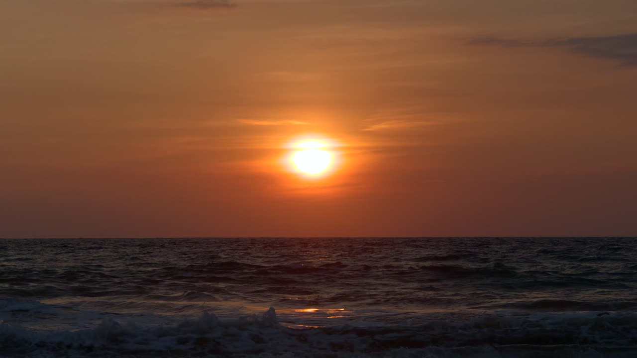 바다 위에 해가 지는 것