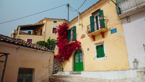 caminando por las estrechas calles del pueblo montañoso de lakones en corfú, grecia