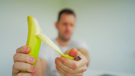 Los-Hombres-Comen-Un-Plátano