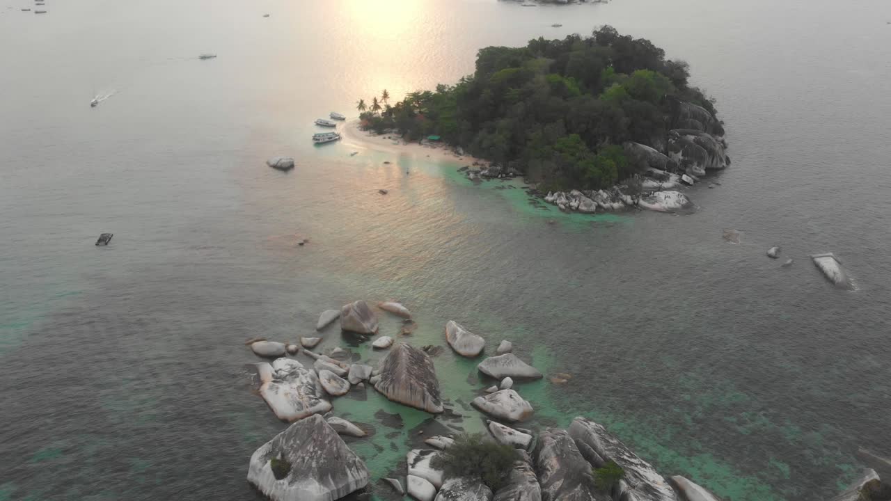fotografía aérea de la isla kelayang en belitung durante la puesta de sol