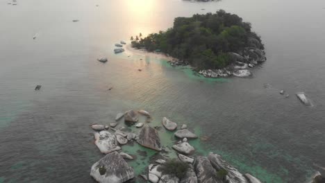 Toma-Inclinada-De-Pulau-Kelayang-En-Belitung-Durante-La-Puesta-De-Sol,-Aérea