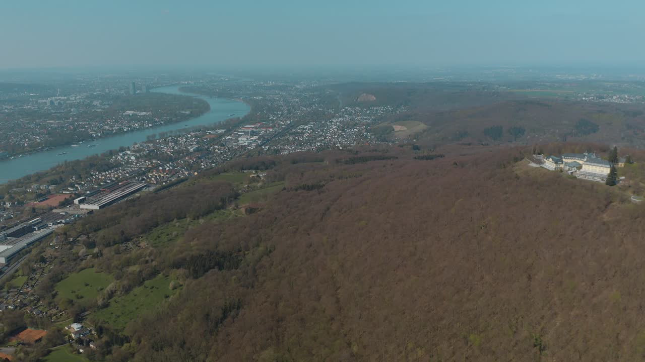 tiro de dron de petersberg cerca de bonn - königswinter con el río rin 4k 30 fps
