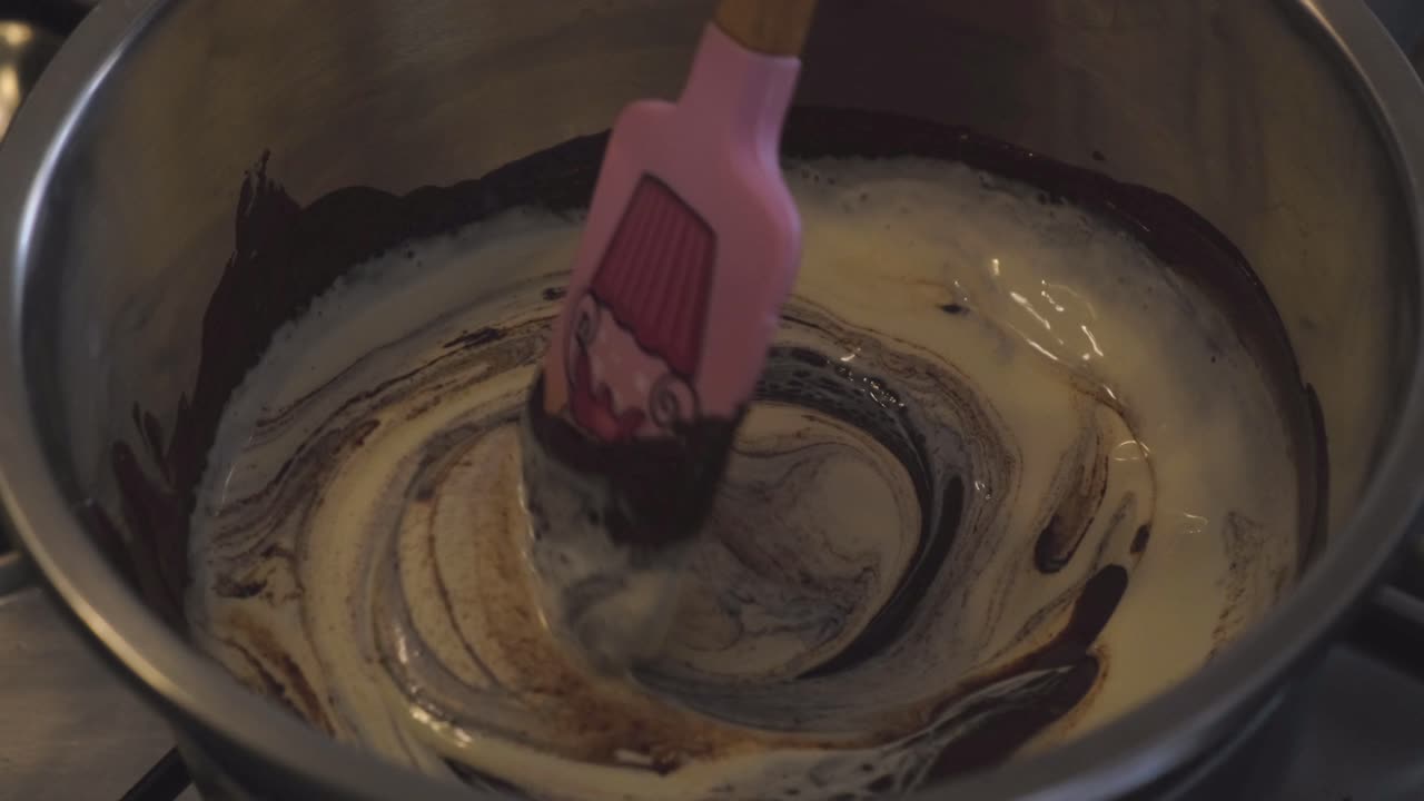 Aggiungere panna fresca nel composto di caramello mescolando
