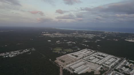 vista aérea sobre un complejo de edificios y vegetación exuberante con cielos azules