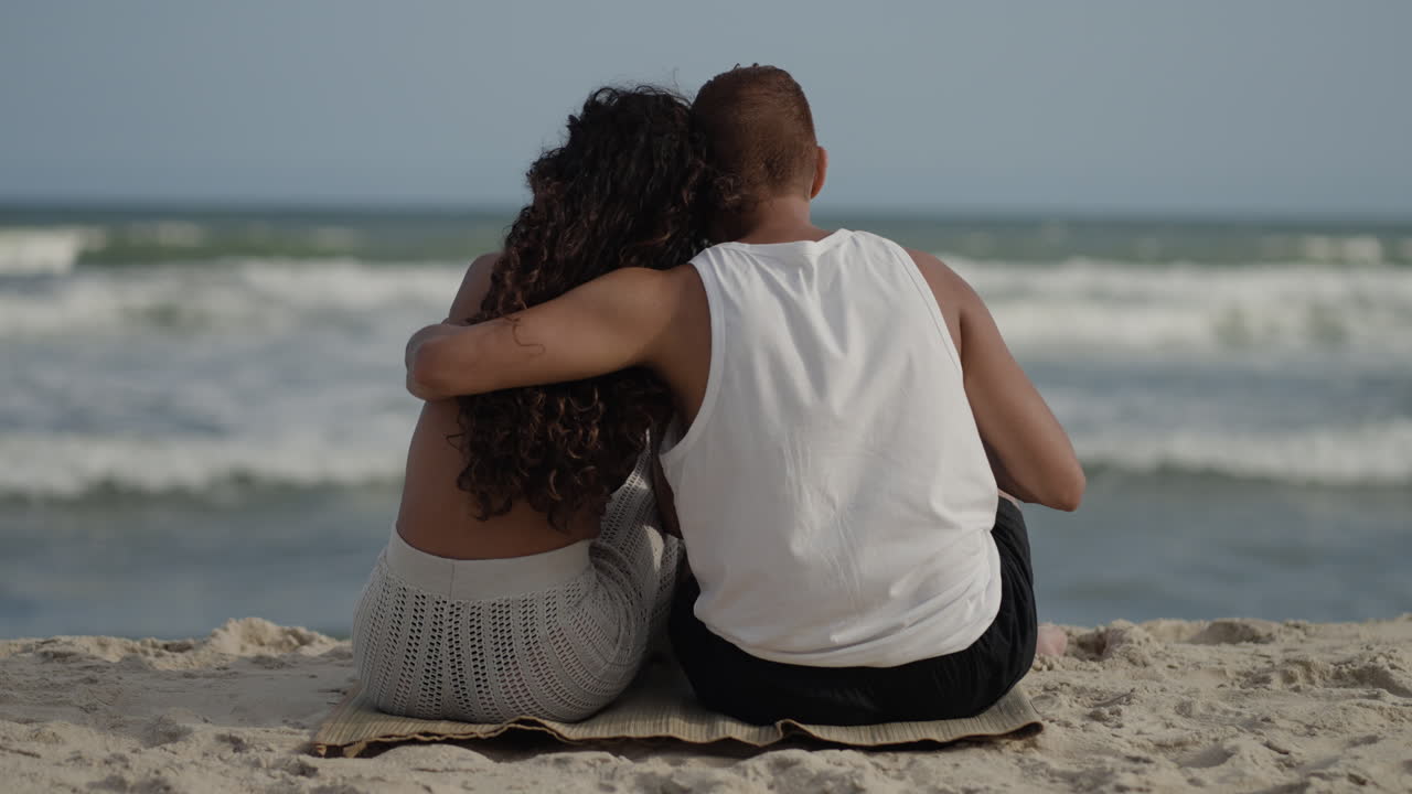 바다 의 전망 을 즐기는 부부