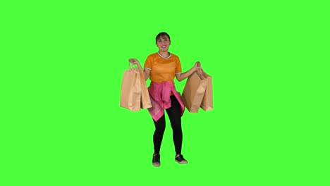 joven feliz bailando con bolsas de compras