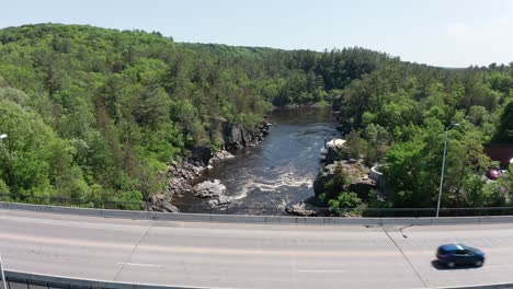 Primer-Plano-Aéreo-Ascendente-Sobre-El-Río-Saint-Croix-En-Taylors-Falls,-En-La-Frontera-De-Minnesota-Y-Wisconsin.