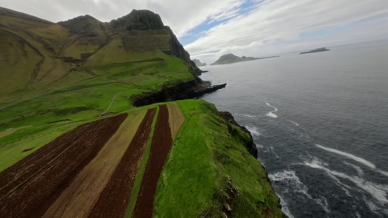 gásadalur, vágar, islas feroe, acantilados, campos, océano y soledad, vista aérea
