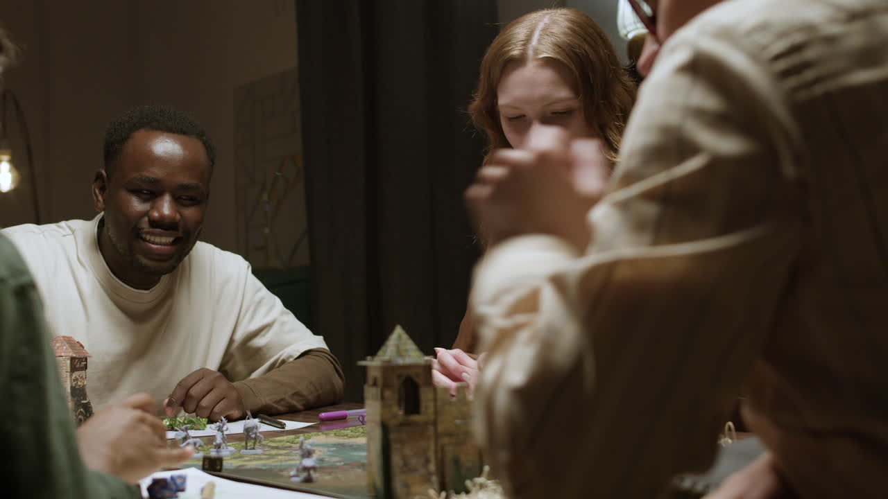 друзья играют в ролевые игры.