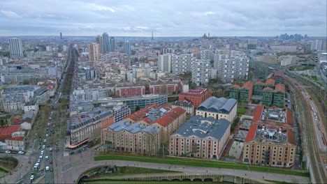 Edificios-Modernos-Y-Condominios-En-El-Barrio-De-La-Villette,-París,-Francia.