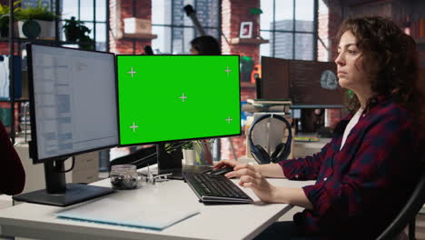 mujer codificando en una oficina de inicio usando una maqueta de pc
