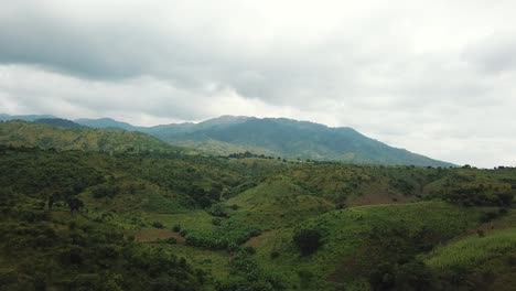 Vista-Aérea-De-Las-Llanuras-Verdes-En-Las-Montañas,-Tanzania,-áfrica