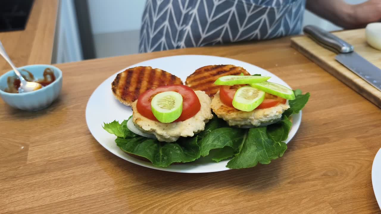 hamburguesas de pollo en un plato