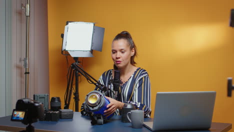 estrella de las redes sociales grabando impresiones de luces de video