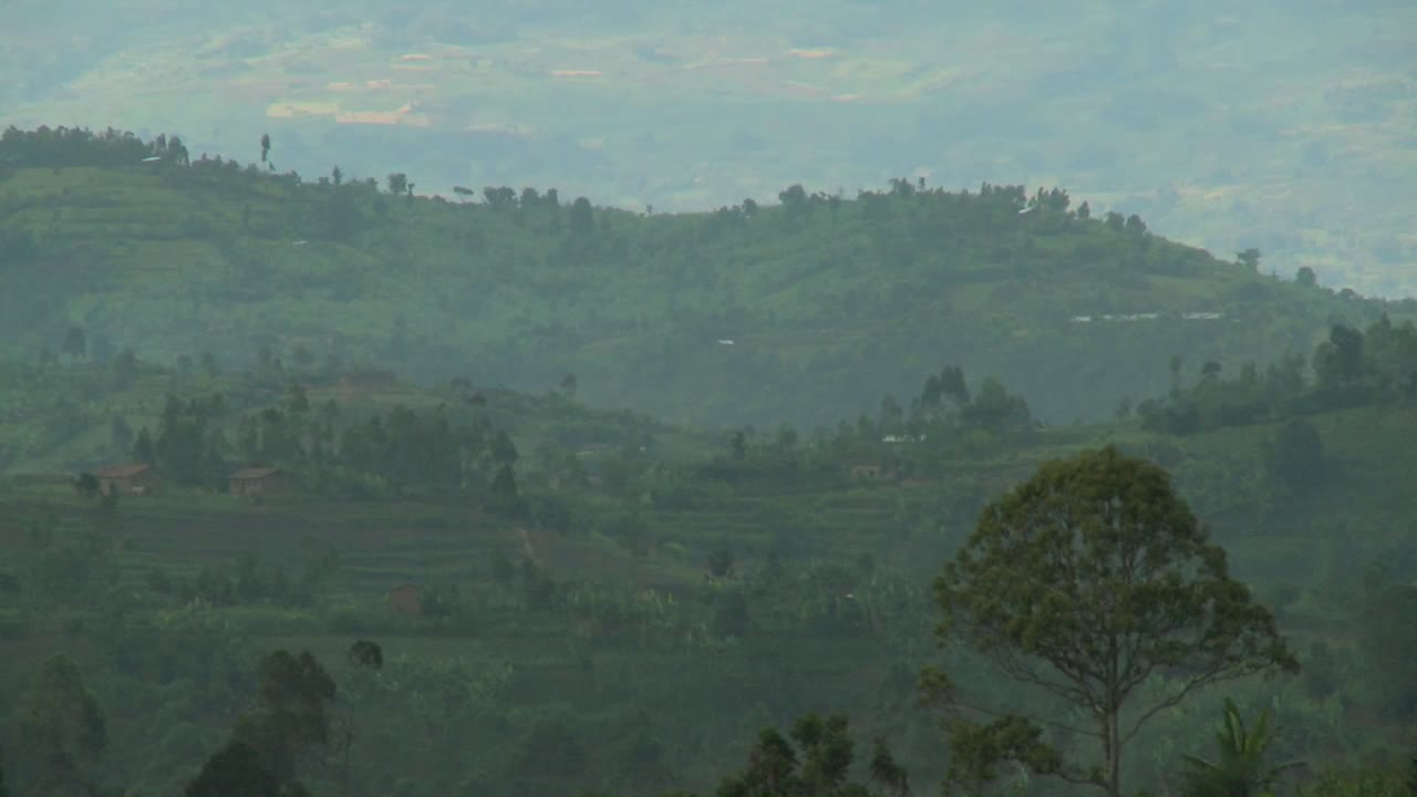 el zoom lento revela la cadena de volcanes virunga en la frontera entre ruanda y congo