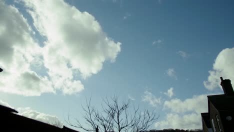 Static-time-lapse-of-clouds-over-a-suburban-garden,-serene-sky-view