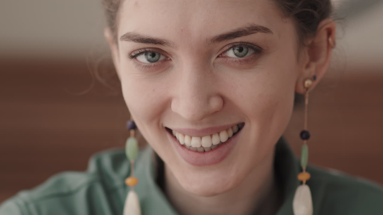 retrato en primer plano de una mujer sonriente