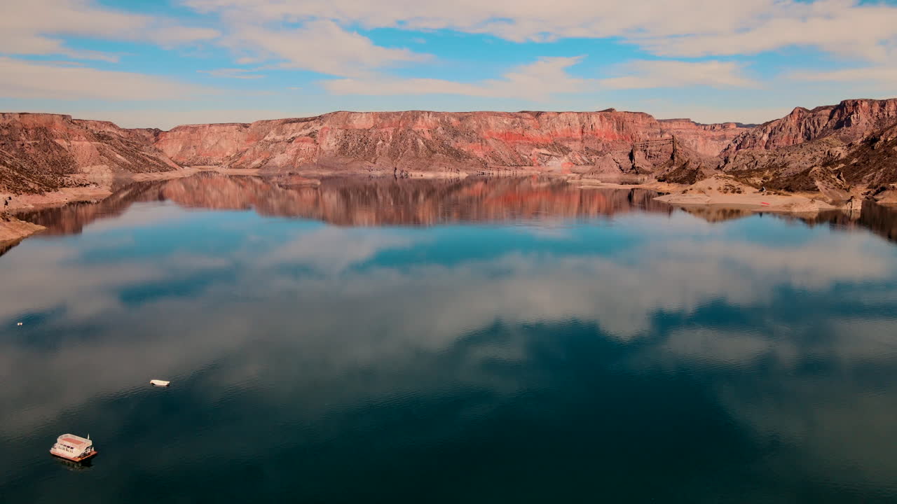 el cañón del atuel y sus aguas que reflejan el cielo
