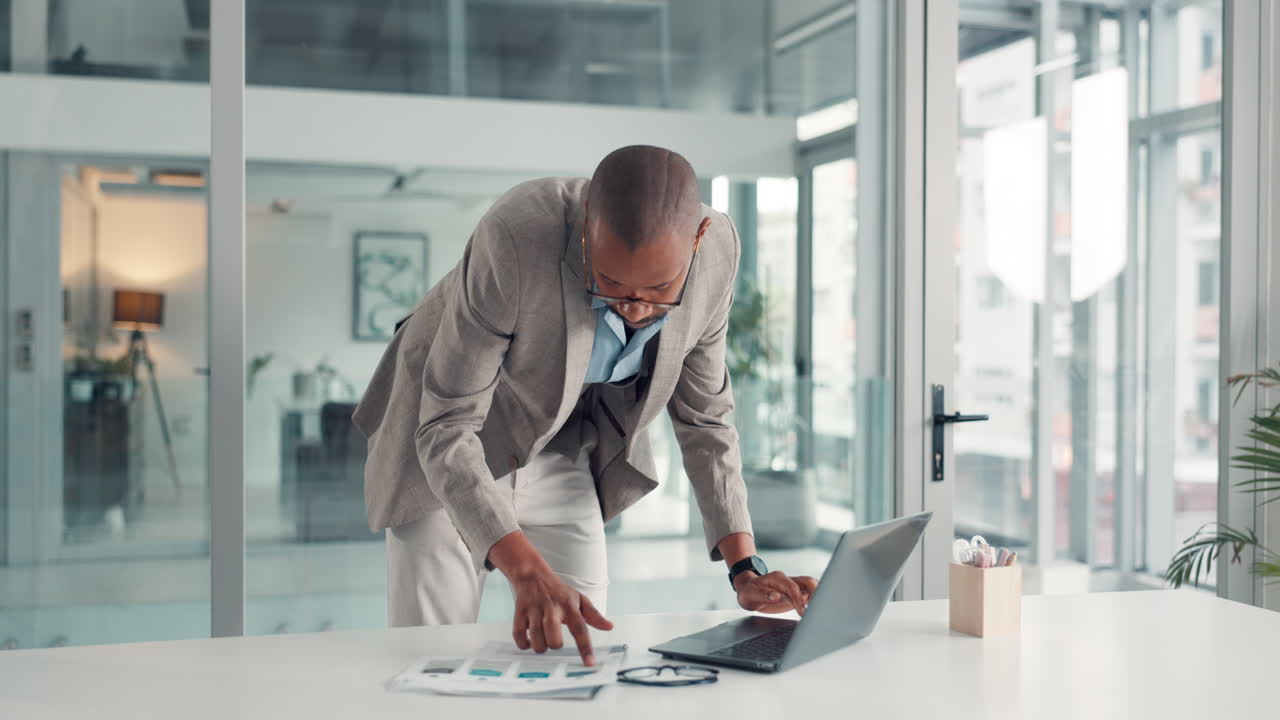 Homme d'affaires travaillant sur un ordinateur portable dans un bureau moderne