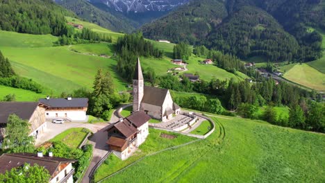 Iglesia-De-Santa-Maddalena-En-El-Hermoso-Valle-De-Funes-En-Las-Montañas-Dolomitas,-Italia