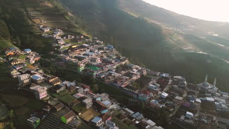 coloridas chozas de nepal van java pueblo en la ladera del volcán sumbing en indonesia al atardecer