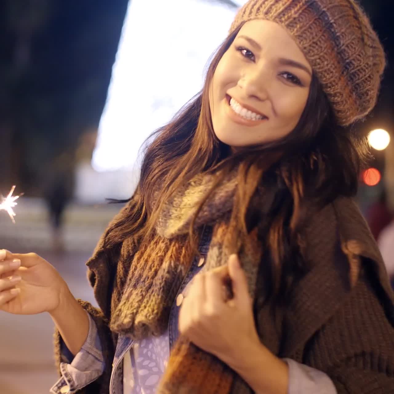 bastante joven celebrando con una bengala