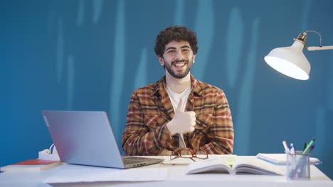 estudiante feliz estudiando en el escritorio y mirando a la cámara sonriendo y expresando feliz estudio.
