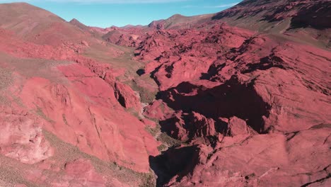 Toma-Aérea-Explorando-El-Magnífico-Valle-De-Rocas-Rojas-De-La-Quebrada-De-Humahuaca,-Norte-De-Argentina