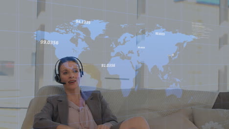 animación de estadísticas y procesamiento de datos sobre una mujer de negocios con auriculares de teléfono
