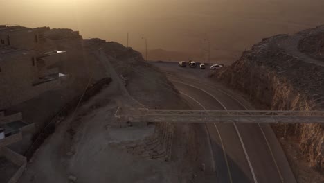vista panorámica de la carretera de montaña al atardecer