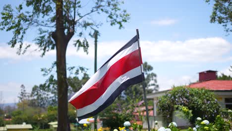 Bandera-De-Costa-Rica,-Ondeando-Al-Aire-Libre-En-Zona-Verde,-País,-Bandera-Colorida,-América-Central,-Al-Aire-Libre,-Naturaleza