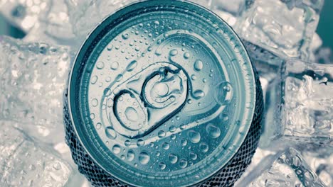 la tapa de la lata de soda de aluminio de refresco con hielo da la vuelta al círculo.