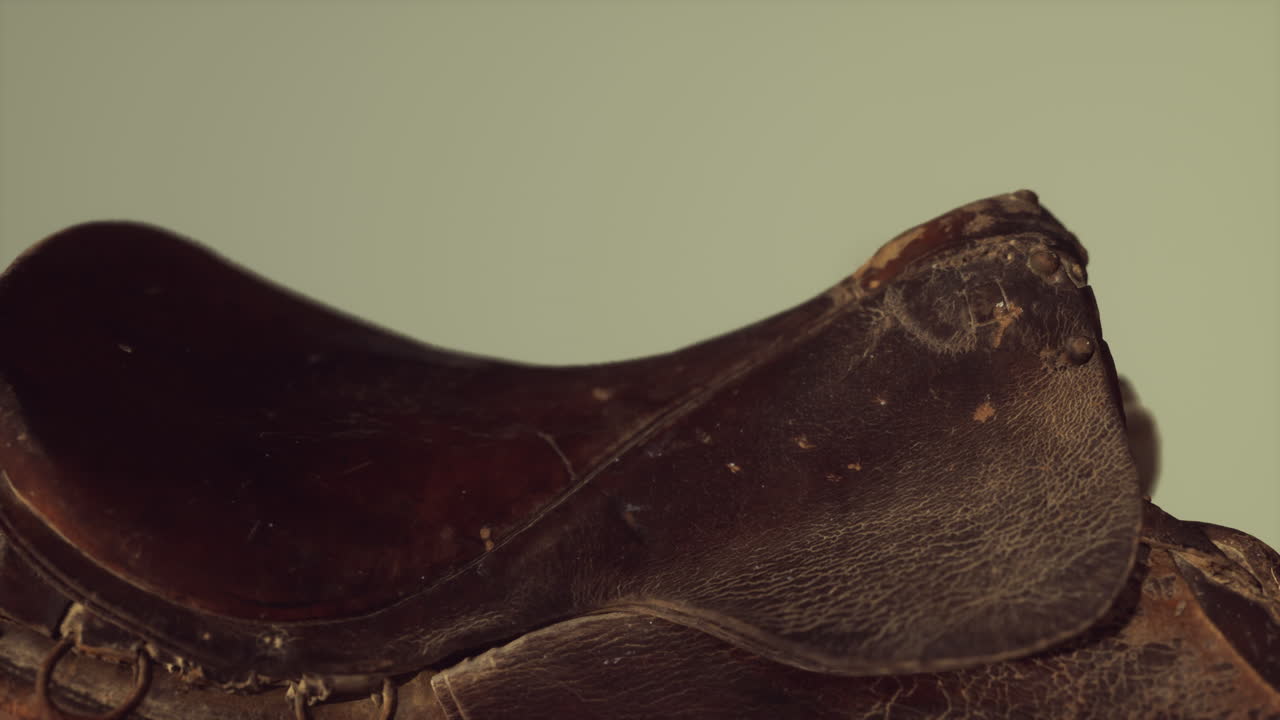 vieja silla de caballo de doma de cuero vintage usada