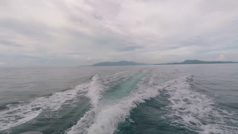 Cámara-Lenta-De-Senderos-De-Agua-Desde-Un-Bote-Pequeño