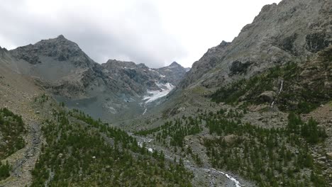 Toma-Aérea-épica-Del-Paisaje-Montañoso-De-Alpe-Ventina,-Deslizamiento-Lateral,-Día