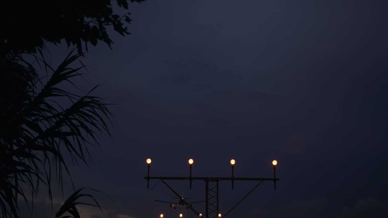 aterrizaje del avión por la noche