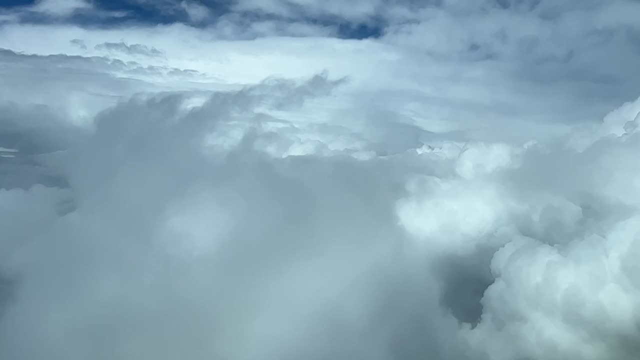 제트기 조종석에서 보는 멋진 전망: 뭉게구름이 가득한 격동의 하늘을 날아가다