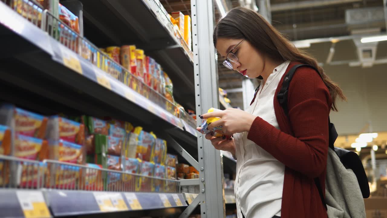 슈퍼마켓 에서 식료품 을 구입 하는 여자