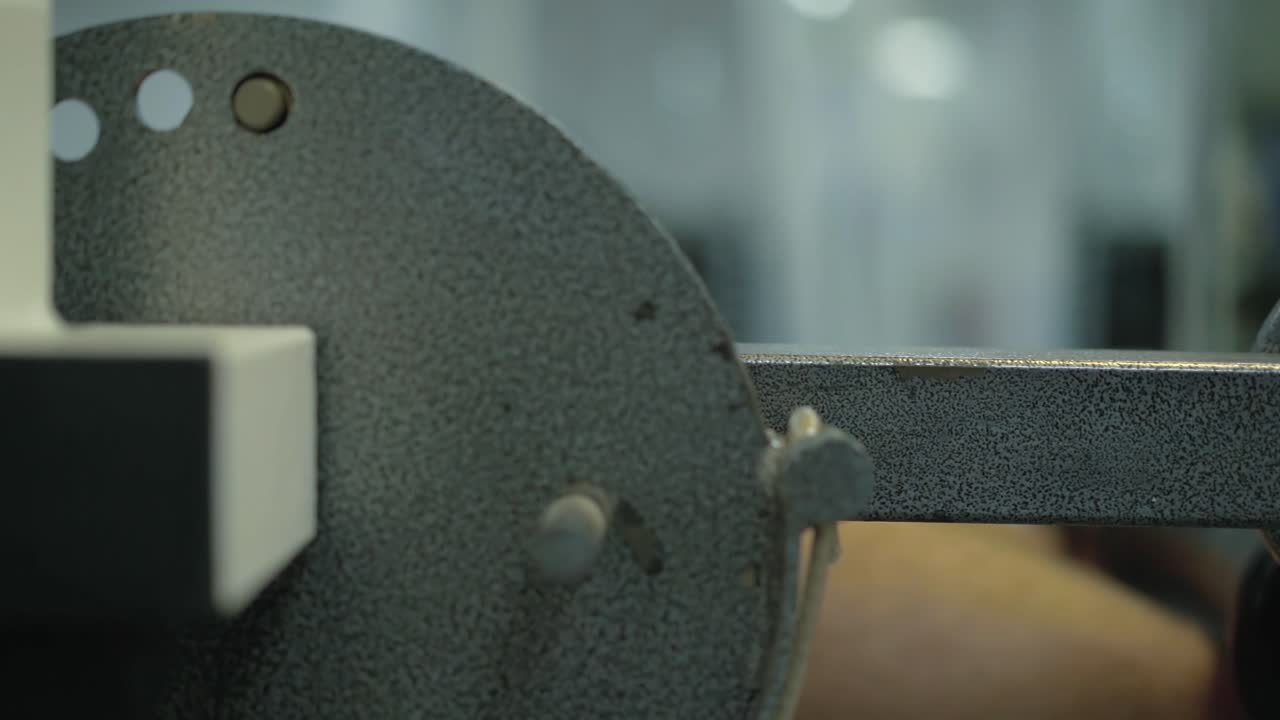 человек выполняет упражнение для укрепления мышц ног 3