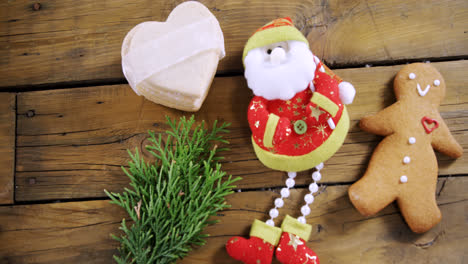 papá noel con pan de jengibre y galletas en una mesa de madera 4k