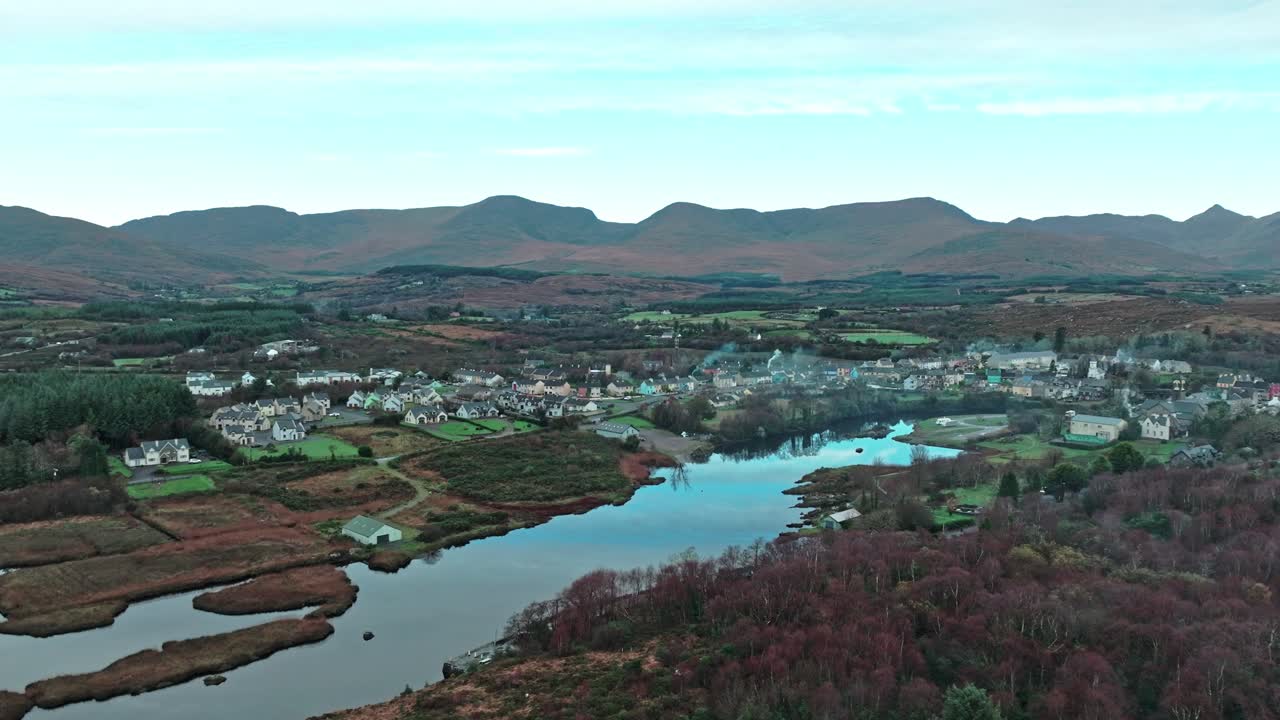 Paesaggio in ascesa ripreso da drone del villaggio turistico di Sneem sull'Anello di Kerry, Irlanda, in autunno, lungo la Wild Atlantic Way