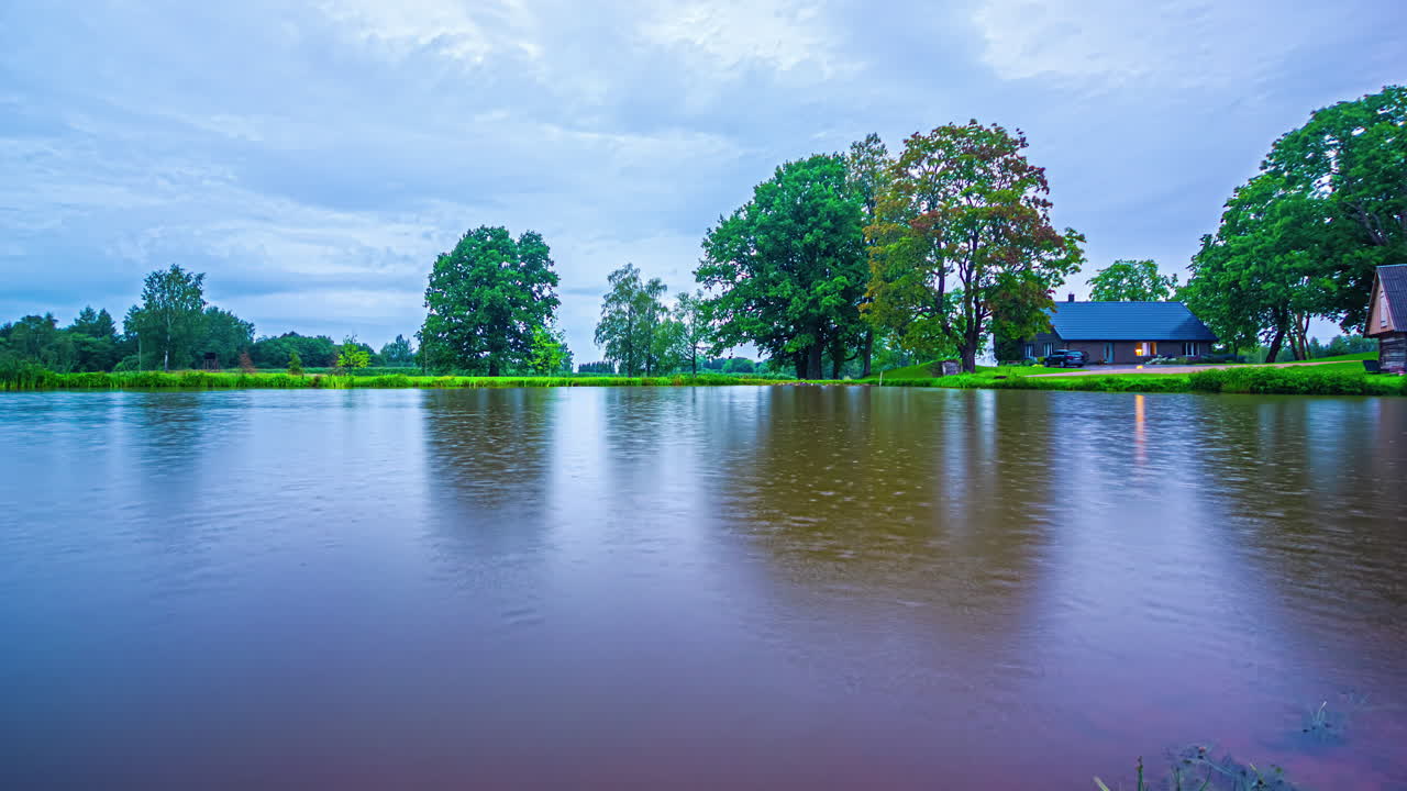 비가 내리는 반사하는 호수 위의 타임  ⁇ 스